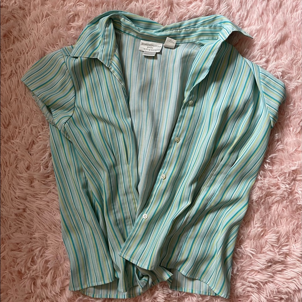 Super cute striped button down! 💛